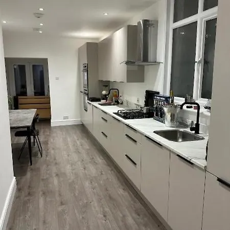 Homestay Elevateyourstays In Golders