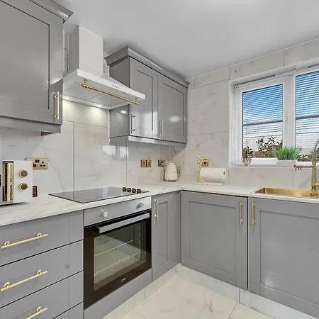 Velvet Escape, A Stylish 2-bedroom London Getaway - Sleeps 6 Apartment