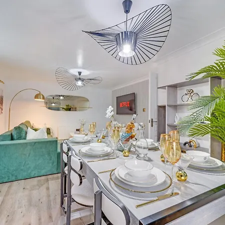 Velvet Escape, A Stylish 2-bedroom London Getaway - Sleeps 6 * Dagenham