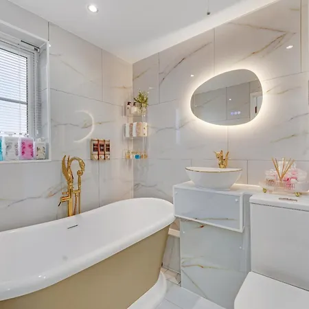 Apartment Velvet Escape, A Stylish 2-bedroom London Getaway - Sleeps 6 Dagenham