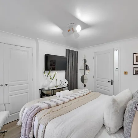 Velvet Escape, A Stylish 2-bedroom London Getaway - Sleeps 6