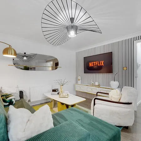 Velvet Escape, A Stylish 2-bedroom London Getaway - Sleeps 6 Apartment