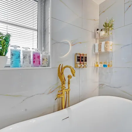 Velvet Escape, A Stylish 2-bedroom London Getaway - Sleeps 6 * Dagenham