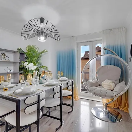 Velvet Escape, A Stylish 2-bedroom London Getaway - Sleeps 6 Dagenham