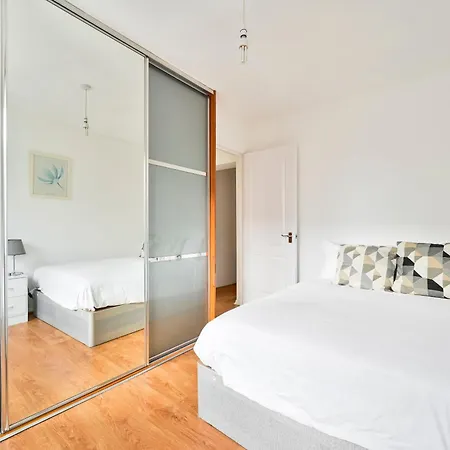 Perfect 1-Bed E15, Sleeps 5, 1 Min From Tube Station, Near Westfields Apartment