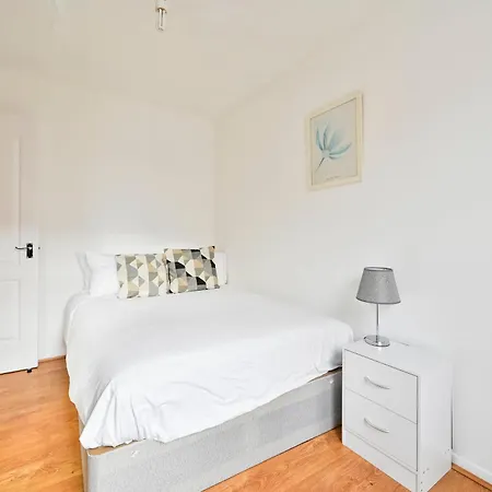 Perfect 1-Bed E15, Sleeps 5, 1 Min From Tube Station, Near Westfields