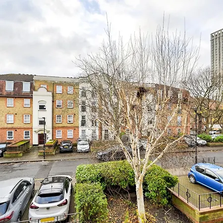Perfect 1-Bed E15, Sleeps 5, 1 Min From Tube Station, Near Westfields London