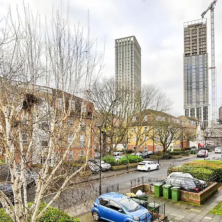 Apartment Perfect 1-Bed E15, Sleeps 5, 1 Min From Tube Station, Near Westfields London