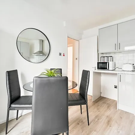 Perfect 1-Bed E15, Sleeps 5, 1 Min From Tube Station, Near Westfields