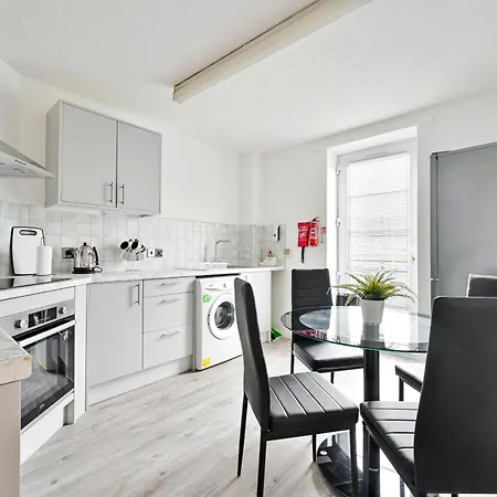 Perfect 1-Bed E15, Sleeps 5, 1 Min From Tube Station, Near Westfields