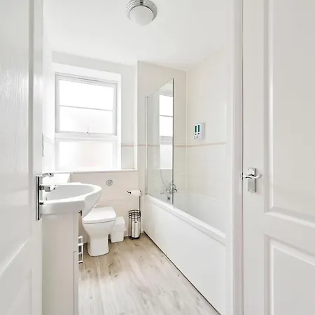 Perfect 1-Bed E15, Sleeps 5, 1 Min From Tube Station, Near Westfields
