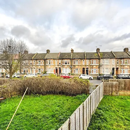 Perfect 1-Bed E15, Sleeps 5, 1 Min From Tube Station, Near Westfields Apartment *