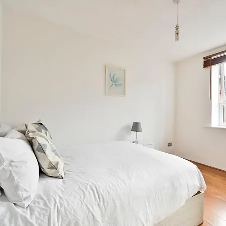 Apartment Perfect 1-Bed E15, Sleeps 5, 1 Min From Tube Station, Near Westfields *