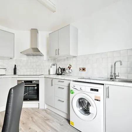 Perfect 1-Bed E15, Sleeps 5, 1 Min From Tube Station, Near Westfields Apartment London