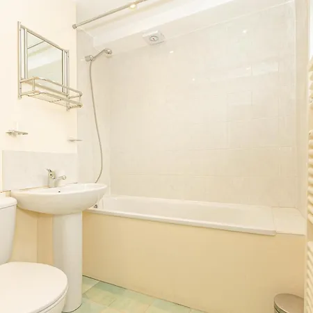 Lovely 2br Flat W Balcony, Golders Tube 5min *