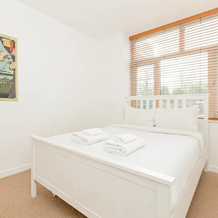 Lovely 2br Flat W Balcony, Golders Tube 5min London