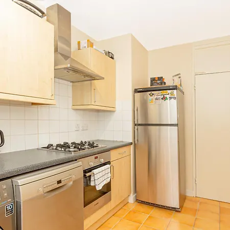 Lovely 2br Flat W Balcony, Golders Tube 5min
