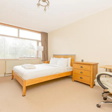 Lovely 2br Flat W Balcony, Golders Tube 5min Apartment