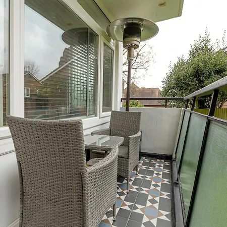 Lovely 2br Flat W Balcony, Golders Tube 5min Apartment *