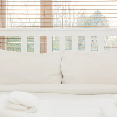 Lovely 2br Flat W Balcony, Golders Tube 5min *
