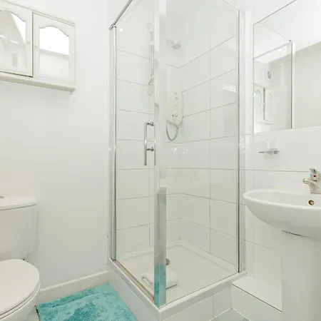 Lovely 2br Flat W Balcony, Golders Tube 5min Apartment *