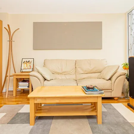 Apartment Lovely 2br Flat W Balcony, Golders Tube 5min London