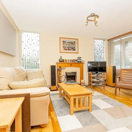 Lovely 2br Flat W Balcony, Golders Tube 5min London