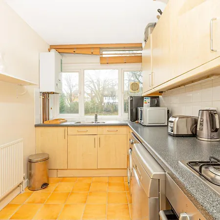 Lovely 2br Flat W Balcony, Golders Tube 5min * London