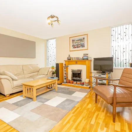 Lovely 2br Flat W Balcony, Golders Tube 5min Apartment