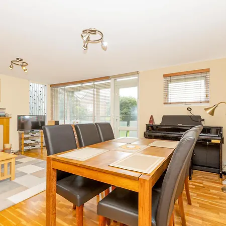 Lovely 2br Flat W Balcony, Golders Tube 5min * London
