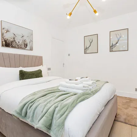 Classy 2br Btw Wimbledon & Streatham, 10 Min Tube Apartment