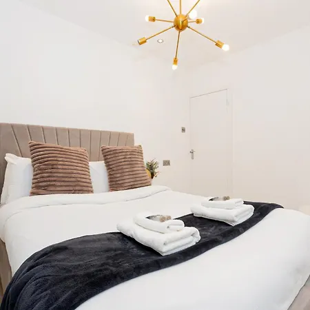 Classy 2br Btw Wimbledon & Streatham, 10 Min Tube Apartment London
