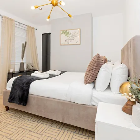 Classy 2br Btw Wimbledon & Streatham, 10 Min Tube Apartment *