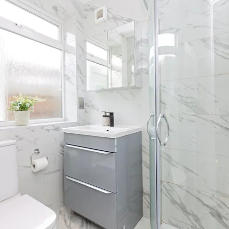 Classy 2br Btw Wimbledon & Streatham, 10 Min Tube London