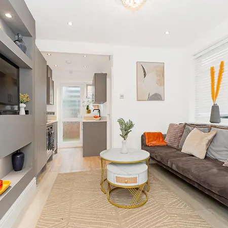 Classy 2br Btw Wimbledon & Streatham, 10 Min Tube