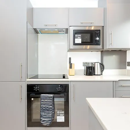 Classy 2br Btw Wimbledon & Streatham, 10 Min Tube London
