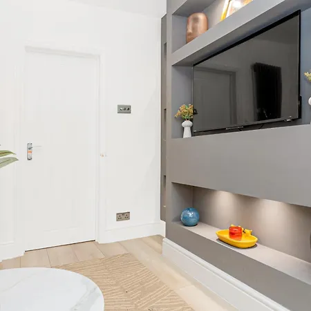 Apartment Classy 2br Btw Wimbledon & Streatham, 10 Min Tube