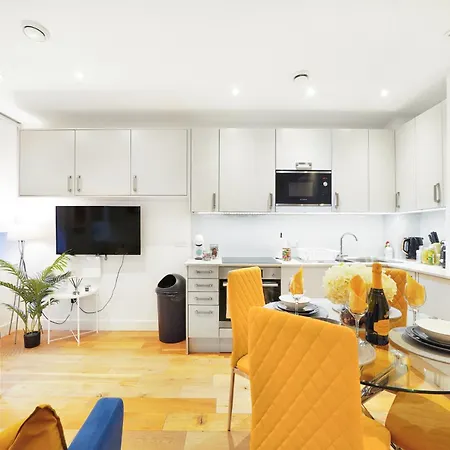 Grand In Apartment Feltham