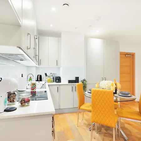 Apartment Grand In Feltham