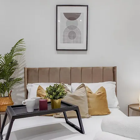 Apartment Grand In Feltham