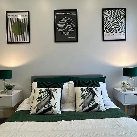 Luxury Battersea 2 Bed - 2min Walk From Station London