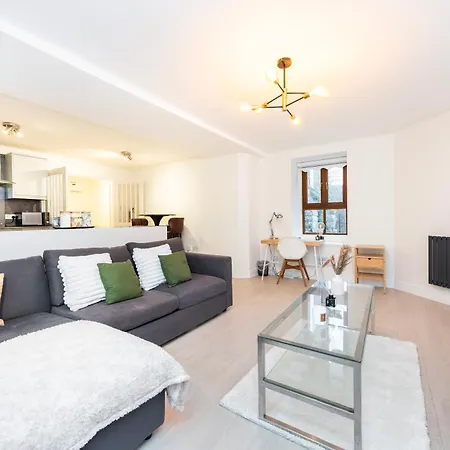Modern 1 Bedroom North Apartment