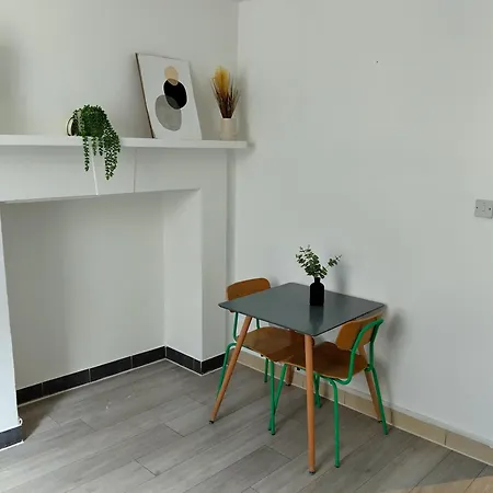 Spacious 5-bedroom, 4-bathroom In Central Zone 1 Apartment