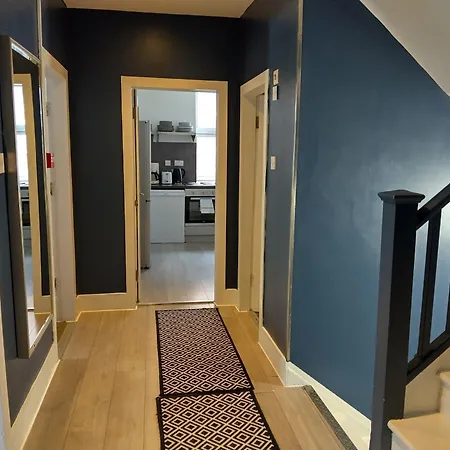 Spacious 5-bedroom, 4-bathroom In Central Zone 1 Apartment *