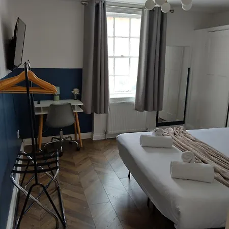 Spacious 5-bedroom, 4-bathroom In Central Zone 1 *