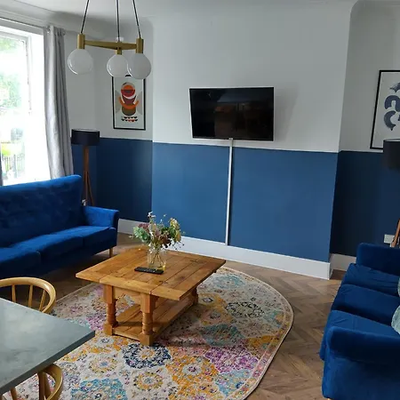 Spacious 5-bedroom, 4-bathroom In Central Zone 1 Apartment *