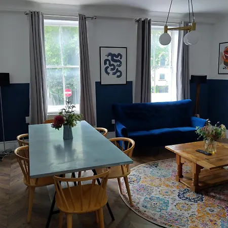 Spacious 5-bedroom, 4-bathroom In Central Zone 1 Apartment