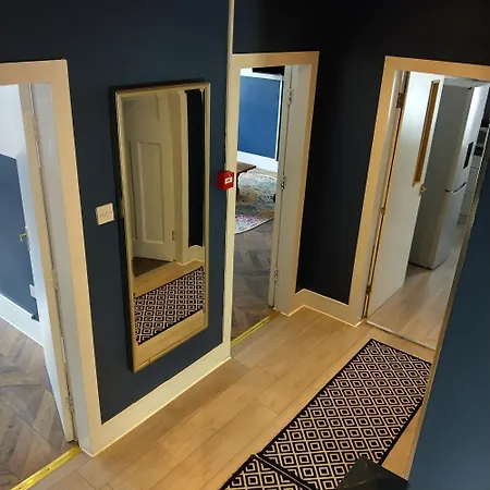 Spacious 5-bedroom, 4-bathroom In Central Zone 1 Apartment *