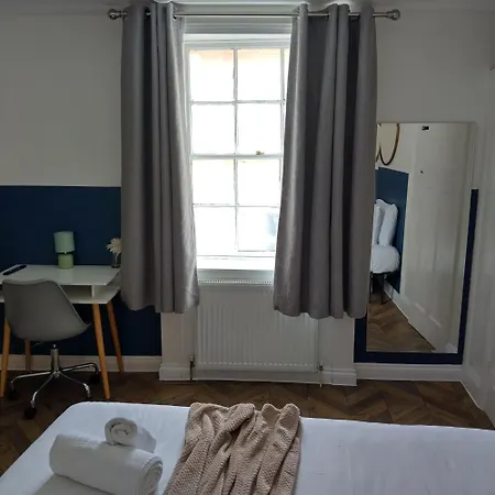 Spacious 5-bedroom, 4-bathroom In Central Zone 1 Apartment