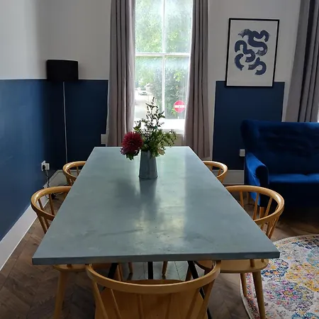 Spacious 5-bedroom, 4-bathroom In Central Zone 1 Apartment *